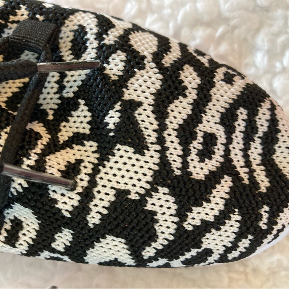 Danskin women’s Ferocity Animal Print slip on sneakers, black & white, size 8 - Picture 3 of 8